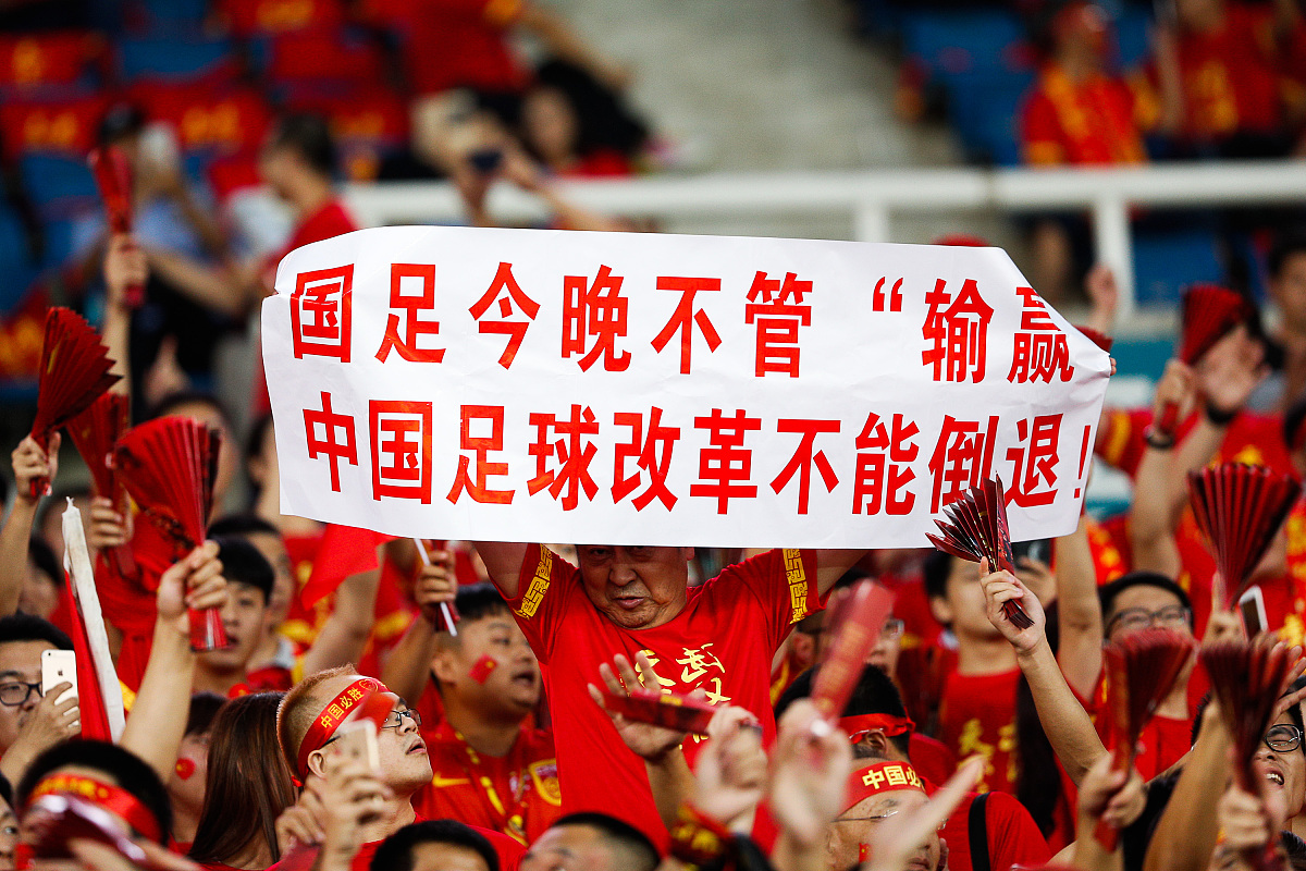 球队庆祝重要胜利，球员们兴奋不已